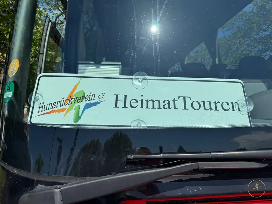 Blick durch die Windschutzscheibe auf das HeimatTouren-Schild