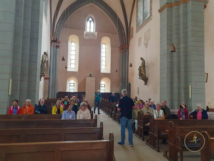 Gruppe im Kirchenschiff der Klosterkirche Sponheim