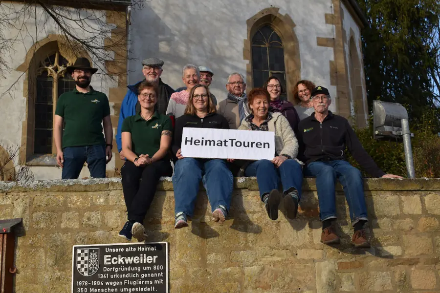 Das Team der HeimatTouren an der Eckweilerer Kirche