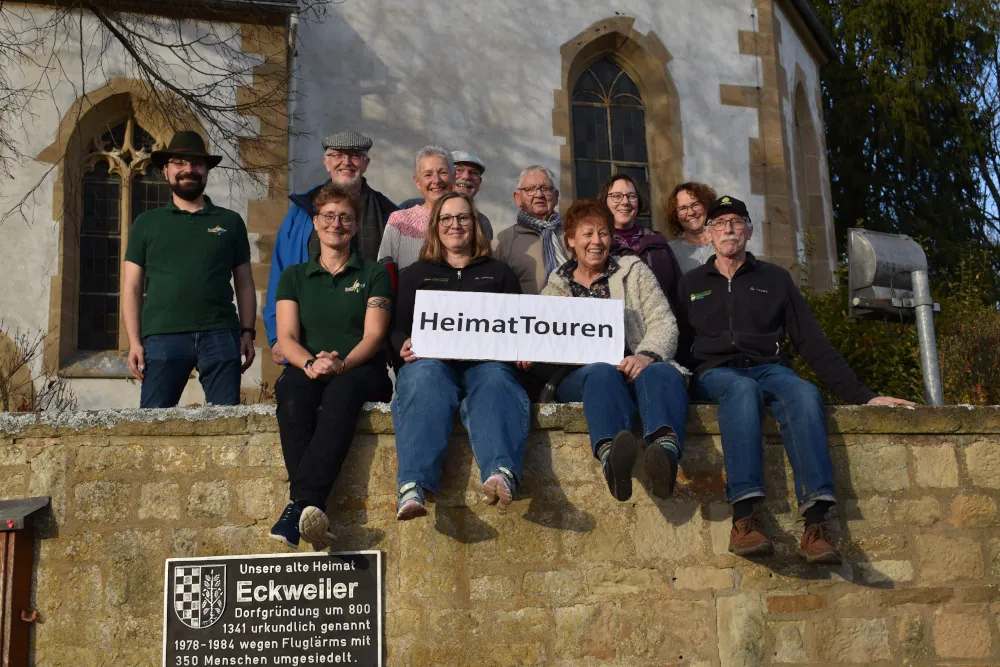 Das Team der HeimatTouren vor der Eckweilerer Kirche