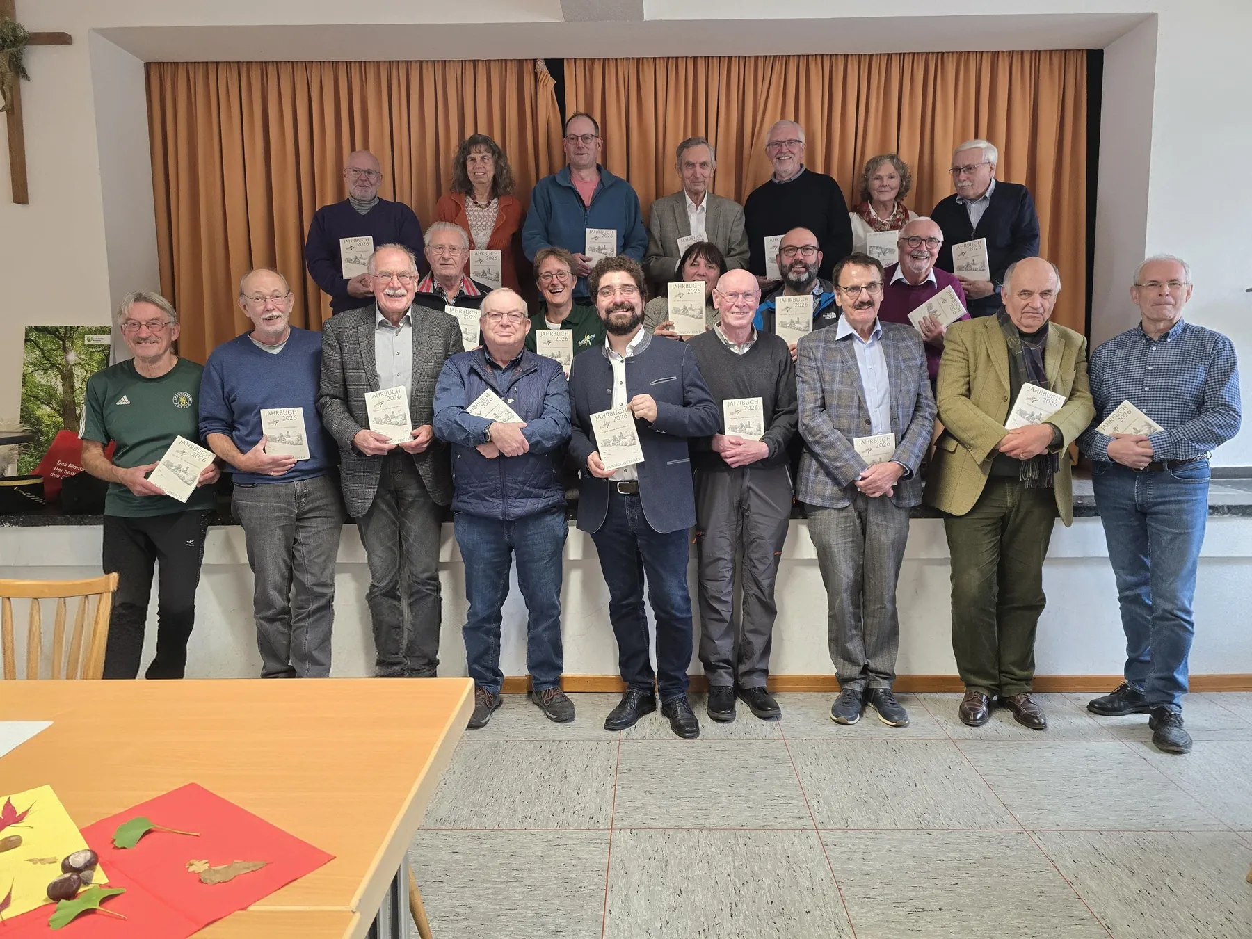 Autorinnen und Autoren des Jahrbuchs 2026 bei der Buchvorstellung