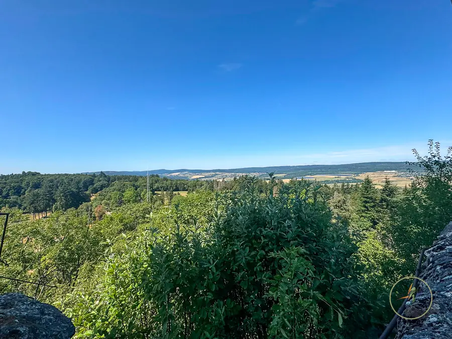Weiter Blick vom Erbeskopf über Wälder und Felder