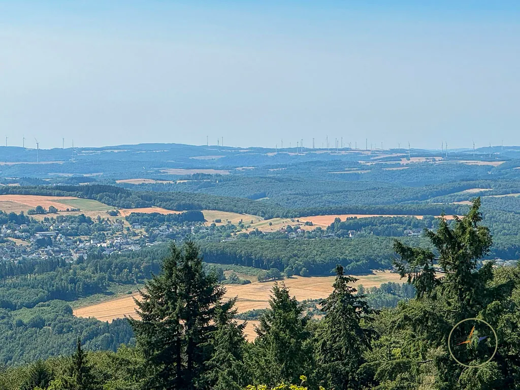Blick vom Erbeskopf über die Wälder des Hunsrücks