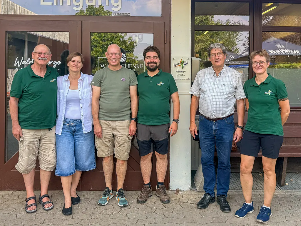 Der Vorstand des Hunsrückvereins im August 2026 vor der Waldherberge